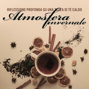 Riflessione profonda su una tazza di tè caldo. Atmosfera invernale - Caffè italiano lounge